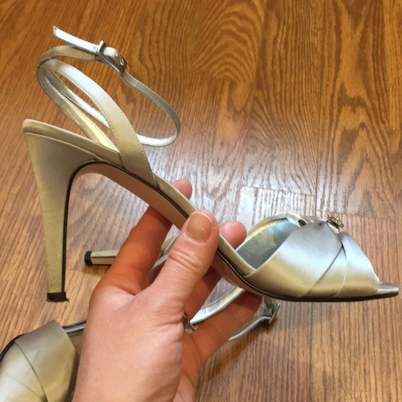 Caparros Platinum Silk heels size 9.5 - Picture 5 of 8